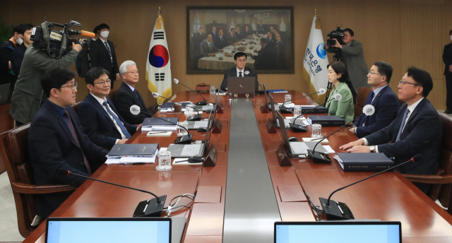 이창용 한국은행 총재가 11일 오전 서울 중구 한국은행에서 열린 금융통화위원회 본회의에서 회의를 주재하고 있다. 사진제공=한은