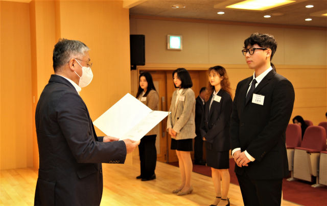 함영준 오뚜기함태호재단 이사장이 10일 서울 강남구 오뚜기센터에서 학생들에게 장학증서를 전달하고 있다. /사진 제공=오뚜기