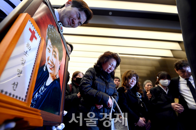 가수 고(故) 현미의 발인이 11일 오전 서울 동작구 중앙대병원 장례식장에서 진행되고 있다. / 사진=사진공동취재단