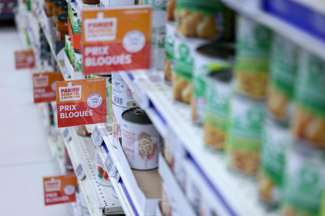 프랑스 파리 북쪽의 교외인 빌뇌브라가렌 내 한 슈퍼마켓에 식품이 진열돼 있다. 프랑스 정부는 최근 식품 가격 상승에 따라 현지 식품공급업체들과 가격을 최저수준으로 유지하기로 하는 협의를 마쳤다 AFP연합뉴스.