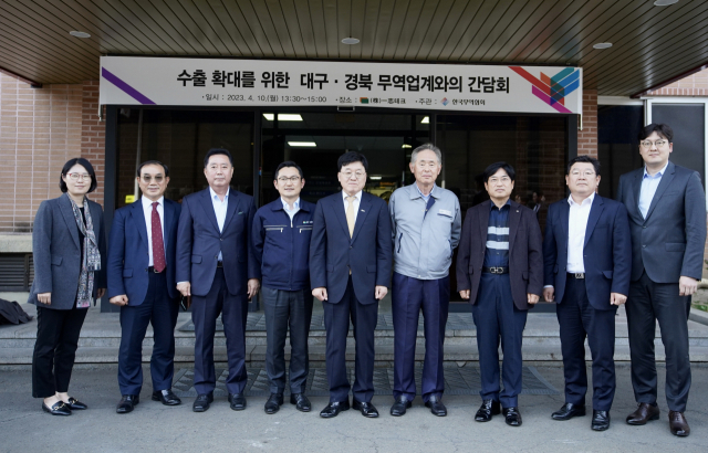 한국무역협회가 주최한 ‘수출 확대를 위한 대구·경북 무역업계와의 간담회’ 참석자들이 기념 촬영을 하고 있다. 구준모(왼쪽 네 번째부터) 일지테크 대표, 정만기 한국무역협회 부회장, 오유인 세명기업 회장. 사진 제공=한국무역협회