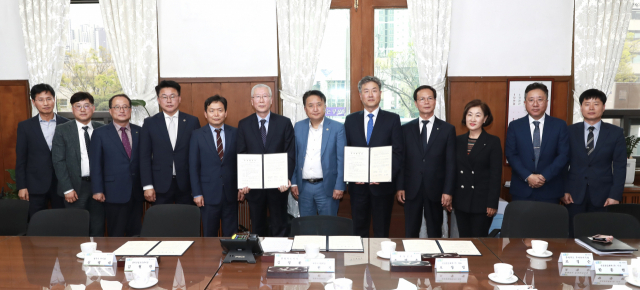 김영환(왼쪽에서 일곱번째) 충북도지사가 대한산업보건협회 백헌기(″여섯번째) 회장, 연성정밀화학 오창영(″여덟번째) 대표이사와 투자협약을 체결한 뒤 참석자들과 기념촬영을 하고 있다. 사진제공=충북도