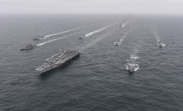 지난 4일 한미일 해군은 제주 남방 공해상에서 미국의 책 추진 항공모함 '니미츠호'(CVN-68)가 참가한 가운데 대잠전훈련과 수색구조훈련을 펼쳤다./서울경제DB