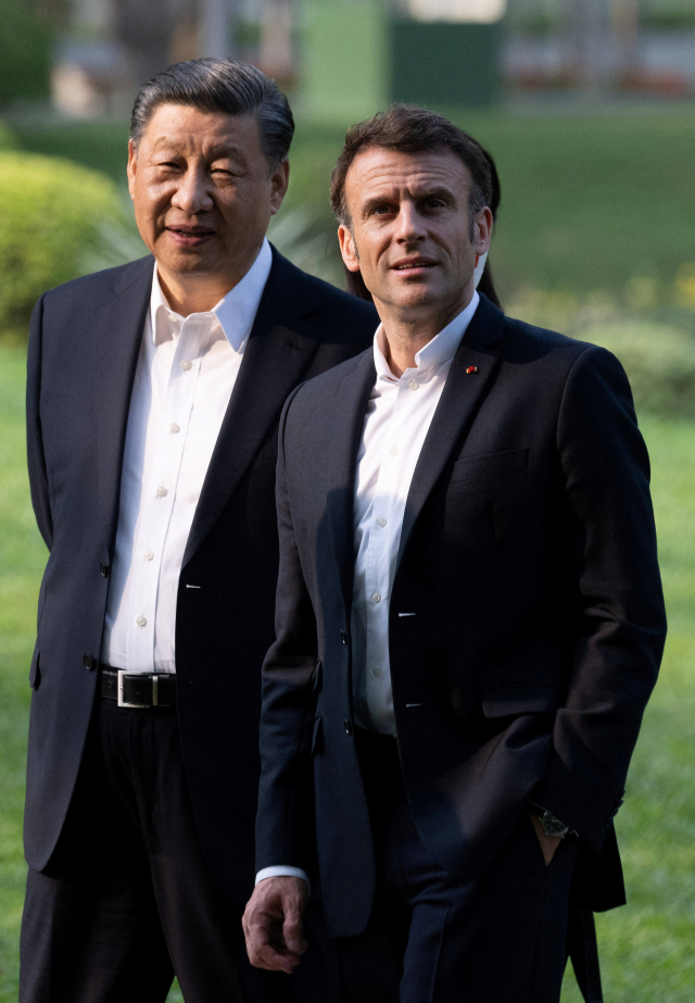 지난 7일 시진핑 중국 국가주석(왼쪽)과 에마뉘엘 마크롱 프랑스 대통령이 광저우의 광둥성 주정부 관저에서 회담을 하고 있다. /로이터 연합