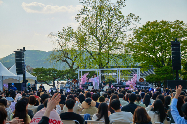 가수 십센치가 이달 7일 경주 보문관광단지에서 열린 여기어때 콘서트팩에서 관객들과 노래하고 있다. 사진 제공=여기어때