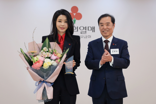 김건희 여사가 11일 서울 중구 사랑의 열매 회관에서 김병준 사회복지공동모금회 회장으로부터 명예회장 추대패를 받은 뒤 기념촬영을 하고 있다. / 사진제공=대통령실