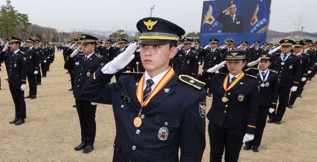 지난달 16일 충남 아산 경찰대학에서 열린 신임경찰 경위·경감 임용식에서 임용자들이 한덕수 국무총리에게 경례하고 있다. 연합뉴스