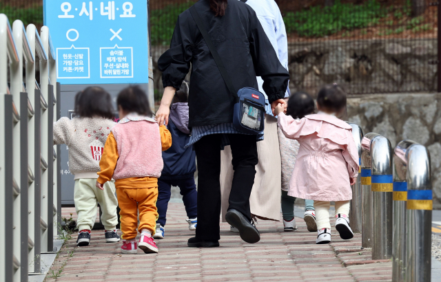 유치원생들이 서울 시내 유치원 인근을 산책하고 있다. 연합뉴스