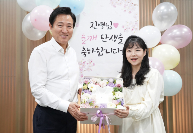 오세훈(왼쪽) 서울시장이 두 번째 출산을 앞둔 서울시 직원을 축하하고 있다. 사진 제공=서울시