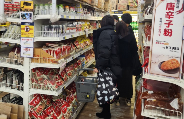 도쿄 신오쿠보의 한국 식료품 상점에서 일본인들이 장을 보고 있다./송주희기자