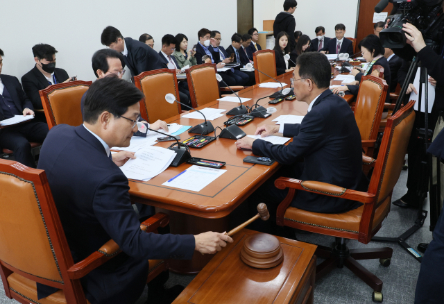 12일 오전 국회에서 기획재정위원회 경제재정소위원회가 신동근 위원장 주재로 열리고 있다. 연합뉴스