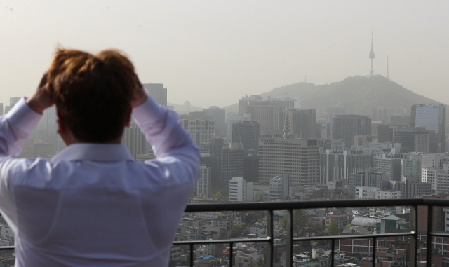 전 권역이 미세먼지 농도 '매우 나쁨' 수준을 보인 12일 오전 서울 종로구 인왕산에서 바라본 서울 시내가 뿌옇다. 연합뉴스