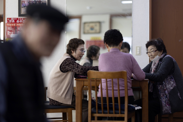 서울 동작노인회관에서 시간을 보내는 노인들의 모습. 연합뉴스