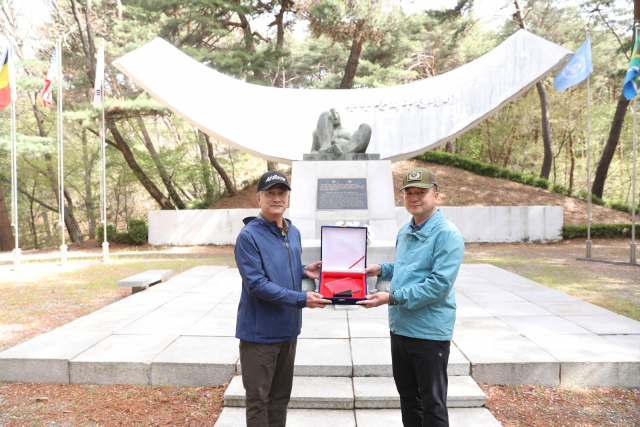 장세욱(왼쪽) 동국제강 부회장이 12일 표창수 육군 제2신속대응사단장으로부터 감사패를 전달받고 있다. 동국제강은 이날 경기도 용문산지구전적비에서 1사 1병영 행사를 열고 위문금 3000만 원을 전달했다. 사진 제공=동국제강