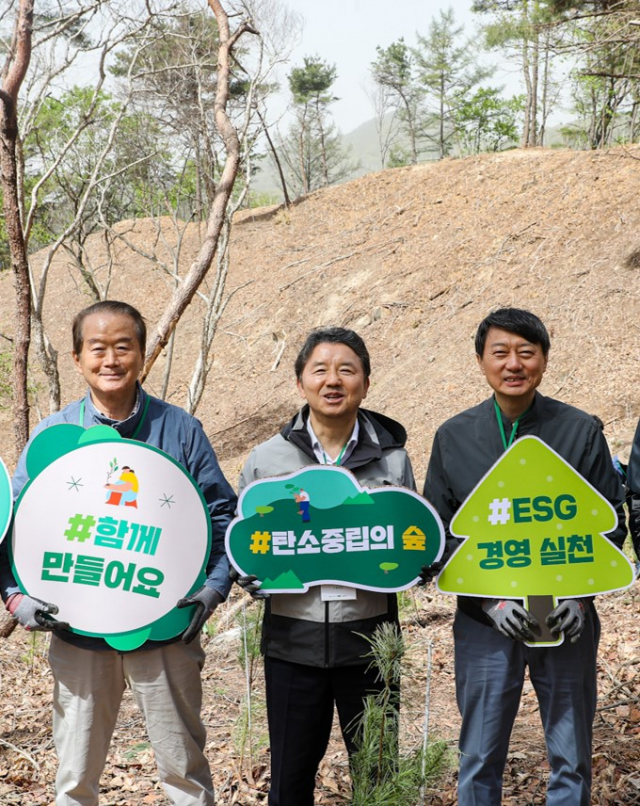 허상만(왼쪽부터) 생명의숲 이사장, 남성현 산림청장, 장호진 현대백화점 기획조정본부 사장이 12일 경기도 용인시 박곡리에서 ‘탄소중립의 숲 조성 기념식'을 열고 기념 사진을 찍고 있다./사진 제공=현대백화점그룹