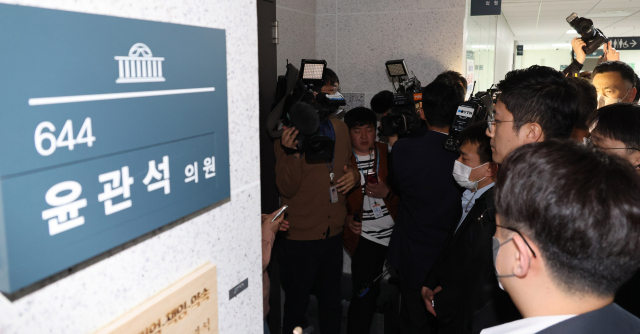 검찰 관계자들이 12일 서울 여의도 국회 의원회관 윤관석 의원실 앞에서 압수수색을 하기 위해 대기하고 있다. 연합뉴스