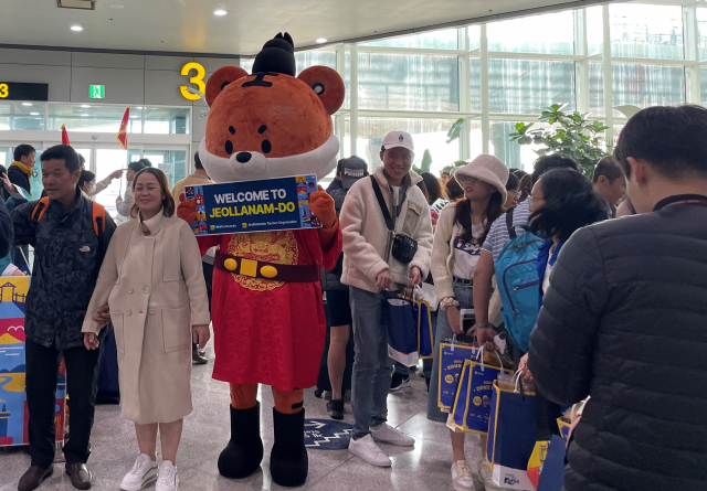 지닌달 30일 무사증입국 허가제도 시행 이후 처음으로 베트남 관광객들이 무안국제공항을 통해 입국하고 있다. 사진 제공=전라남도