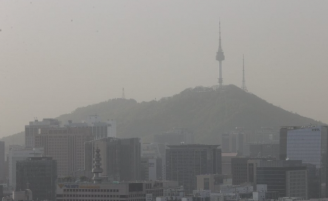 전 권역이 미세먼지 농도 '매우 나쁨' 수준을 보인 12일 오전 서울 종로구 인왕산에서 바라본 서울 시내가 뿌옇다. 전국 황사위기경보 단계는 오전 7시를 기해 '주의'로 격상됐다. 연합뉴스