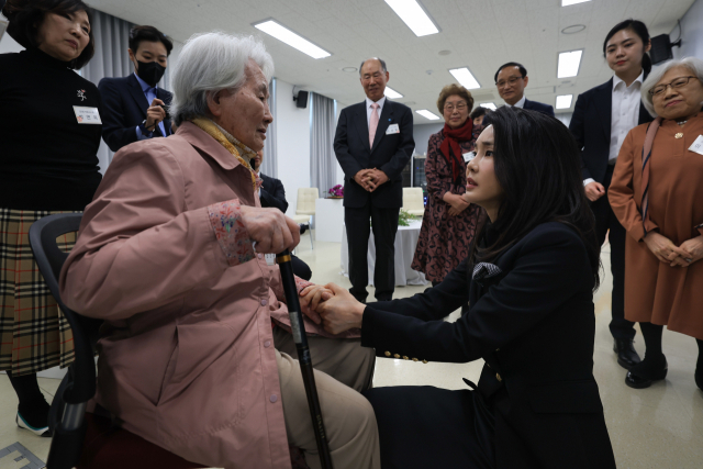 김건희 여사가 12일 경기도 파주시 국립6·25전쟁납북자기념관을 찾아 납북자·억류자 가족과 대화하고 있다./연합뉴스