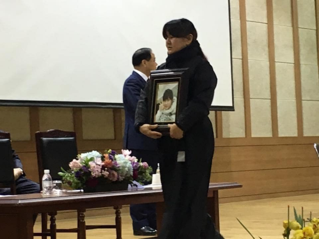 고 박주원양 어머니 이기철씨가 딸의 영정사진을 들고 2018년 졸업식에 참석했다. /이기철씨 페이스북