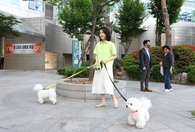 서초구 자택 앞에서 반려견과 함께 있는 김건희 여사의 모습. 연합뉴스