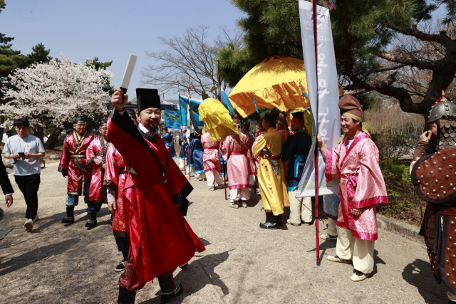 전남 보성군이 지난달 30일 서울 경희궁에서 제11회 보성세계차엑스포 사전 홍보 행사 '붐업 페스타'를 개최했다. 이날 행사에서 김철우(왼쪽) 보성군수가 뇌원차 진상 행렬을 재연하고 있다. 사진 제공=보성군