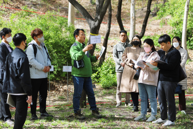 산림청이 홍릉숲내 시범지에서 실무자들을 대상으로 도시숲 관리지표별 측정방법을 교육하고 있다. 사진제공=산림청