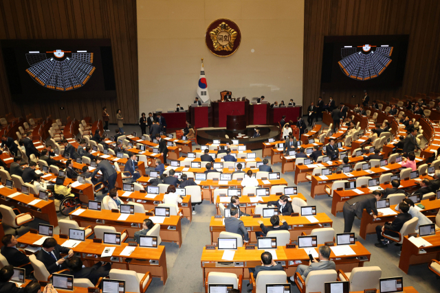 13일 오후 열린 국회 본회의에서 여야 의원들이 양곡관리법 재의안에 대해 무기명으로 투표하고 있다. 연합뉴스