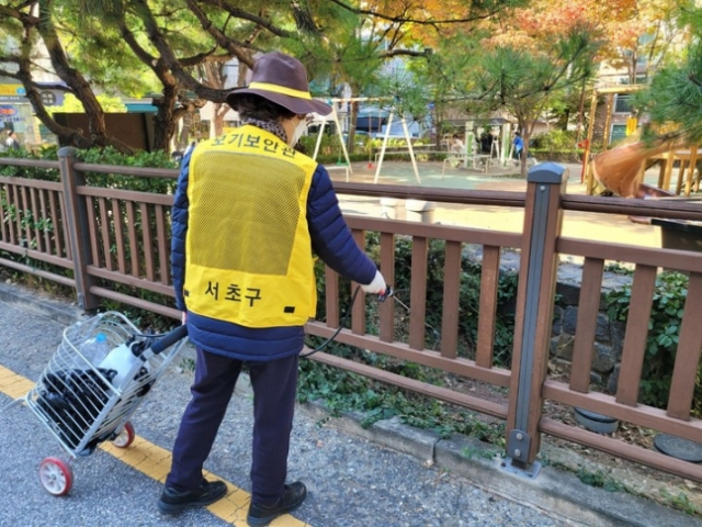 서울 서초구 모기보안관이 모기 퇴치 작업을 하고 있다. 사진 제공=서초구