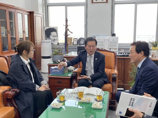 한상현 경남도의원(왼쪽·비례대표·더불어민주당)이 12일 박완수(오른쪽) 경남도지사와 과학기술정보방송통신위원회 정청래위원장을 만나 우주항공청 연내 설립을 위한 필요성을 설명하고, 국회 차원의 초당적 협력을 요청했다. /사진제공=경남도의회