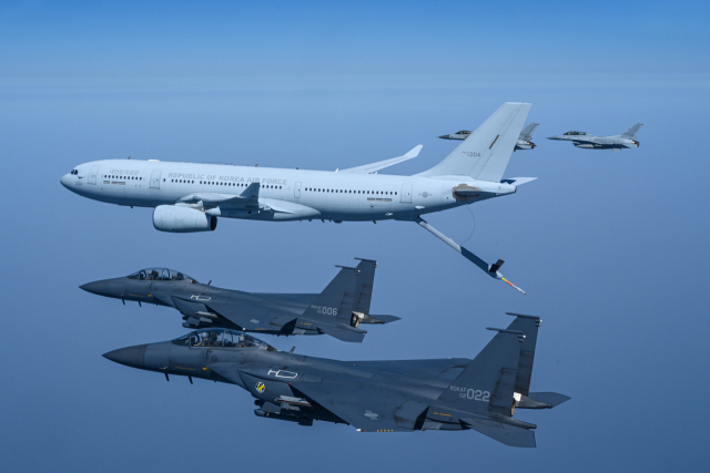 공군 다목적 공중급유수송기 KC-330 시그너스가 피급유기인 F-15K와 KF-16 전투기 편대와 함께 공중급유임무 수행을 위해 대형을 유지하며 비행하고 있다. /사진제공=공군