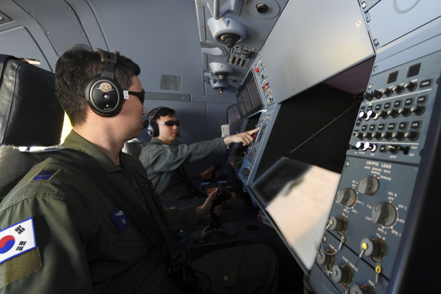 공군 제5공중기동비행단 공중급유통제사가 KC-330에서 공중급유 임무를 수행하고 있다.