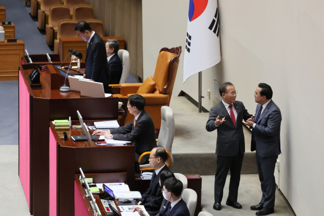 13일 국회 본회의에서 김진표 국회의장이 여야 원내대표와 간호법 처리를 논의한 뒤 다음 본회의에서 처리하겠다고 발표하고 있다. 연합뉴스