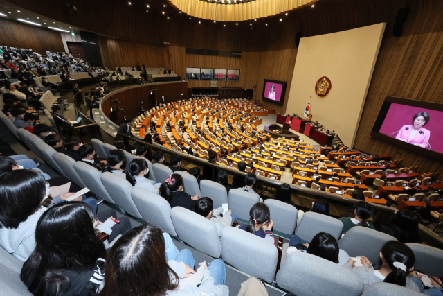 13일 국회 본회의장을 견학 온 초등학생들이 전원위원회를 지켜보고 있다. 연합뉴스