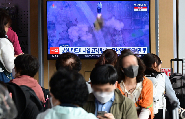 북한이 중거리급 이상 탄도미사일을 발사한 13일 서울역 대합실에 관련 뉴스가 나오고 있다. 성형주 기자
