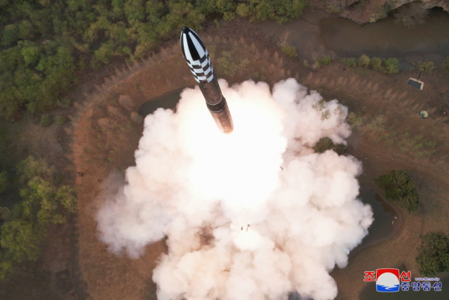 북한의 고체연료 탑재 ICBM ‘화성-18형’의 발사 모습. 압축 기체를 분출해 미사일을 솟구치게 한 뒤 엔진을 가동하는 ‘콜드 론치’ 방식으로 발사되고 있다.조선중앙통신·연합뉴스