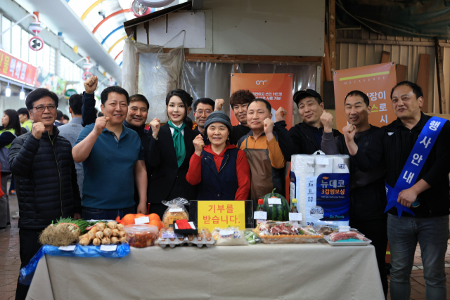 김건희 여사가 14일 대전 중구 태평전통시장을 찾아 상인들과 기념촬영을 하고 있다./연합뉴스