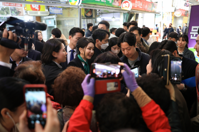 김건희 여사가 14일 대전 중구 태평전통시장을 방문, 이동하며 시민들과 인사하고 있다./연합뉴스