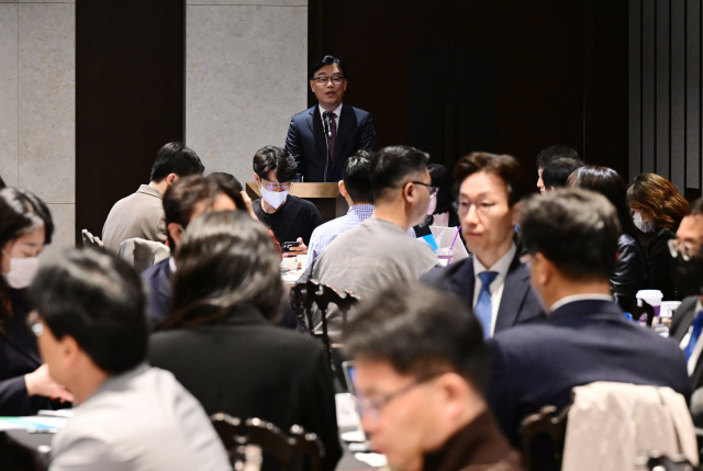 박태성 한국배터리산업협회 부회장이 14일 서울 서초구 엘타워에서 열린 미 IRA 제도 활용 전략과 기술 수출 관련 설명회에서 환영사를 하고 있다. 성형주 기자