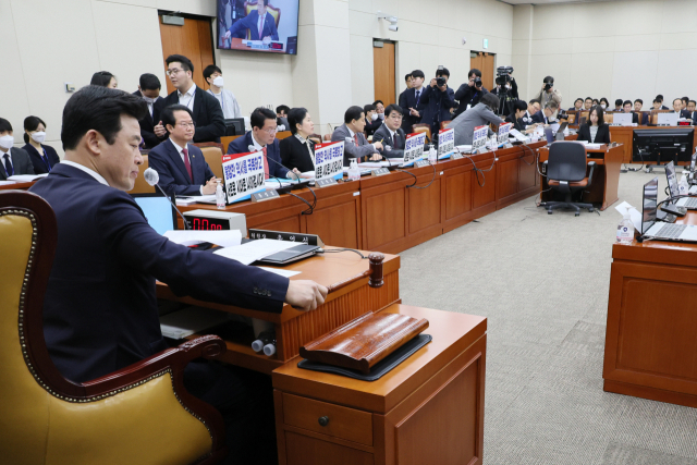 지난달 22일 열린 국회 기획재정위원회 전체회의에서 윤영석 위원장이 의사봉을 두드리고 있다. 연합뉴스