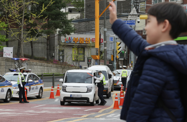 14일 경찰이 서대문구 고은초등학교 앞에서 주간 음주운전 단속을 하고 있다. 연합뉴스