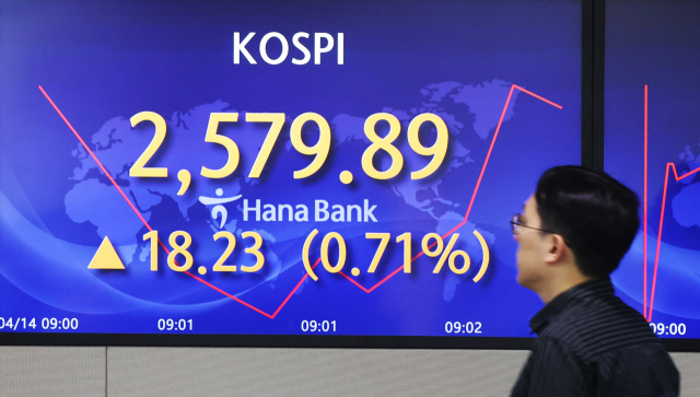 14일 서울 명동 하나은행 본점에서 직원이 증시 및 환율을 모니터하고 있다. 연합뉴스