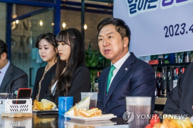 국민의힘 김기현 대표가 13일 서울 구로구의 한 카페에서 열린 일하는 청년들의 내일을 위한 두 번째 이야기 간담회에서 발언하고 있다. /연합뉴스