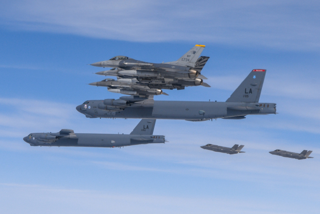 14일 한반도에 출격한 미 공군 전략폭격기 B-52H가 우리 공군 전투기들과 연합공중훈련을 하고 있다. /사진제공=국방부