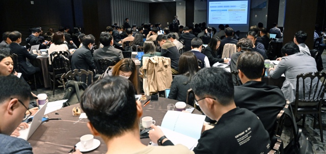 14일 서울 서초구 엘타워에서 열린 '미국 IRA제도 활용 전략과 기술 수출' 설명회에서 참석자들이 연사의 강연을 듣고 있다. 이번 설명회는 한국배터리산업협회와 법무법인 김앤장이 공동 주최하고 서울경제신문이 후원해 개최됐다. 성형주기자