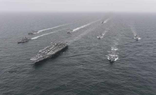 한미 해군과 일본 해상자위대 함정이 4일 제주남방 공해상에서 해상훈련을 하고 있다. 연합뉴스