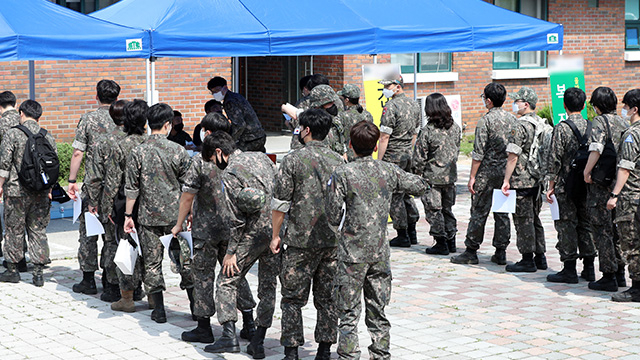 22년 6월 재개된 축소 동원훈련에서 예비군들이 입영절차를 진행하고 있다. 연합뉴스