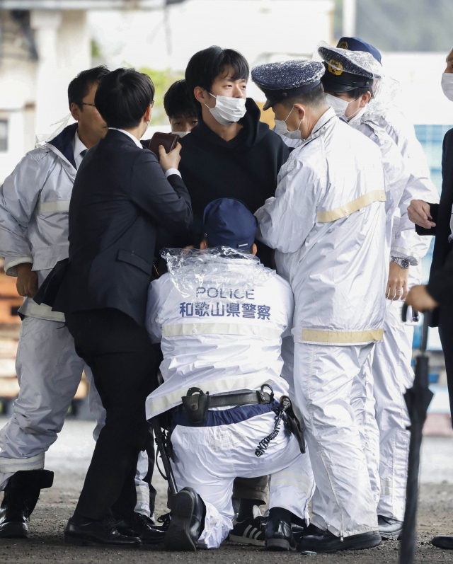 15일 오전 11시 30분께 기시다 후미오 일본 총리가 일본 와카야마(和歌山)현에서 현장 시찰을 마치고 연설을 시작하기 직전 폭발음을 야기시킨 물체를 던진 남성이 체포되고 있다. 연합뉴스