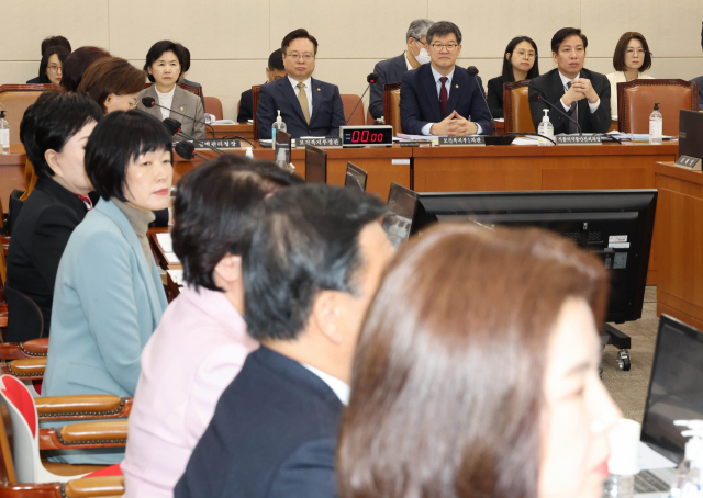 국회에서 지난달 23일 보건복지위원회 전체회의가 열리고 있다. 연합뉴스