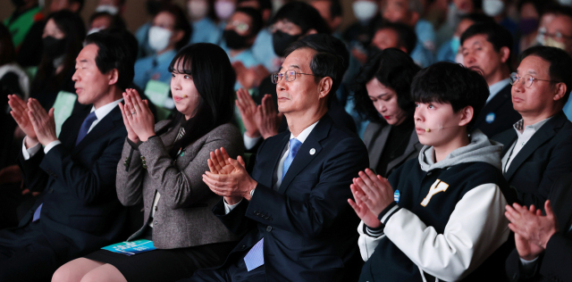 한덕수 국무총리와 국무위원, 안전실천 의인 등 참석자들이 16일 오전 세종시 정부세종컨벤션센터에서 열린 국민안전의날 기념식에서 영상을 시청하며 박수치고 있다. 연합뉴스